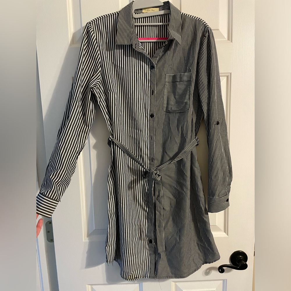 Lightweight, knee length, button down dress. I’m a size 6 and 5’4”.